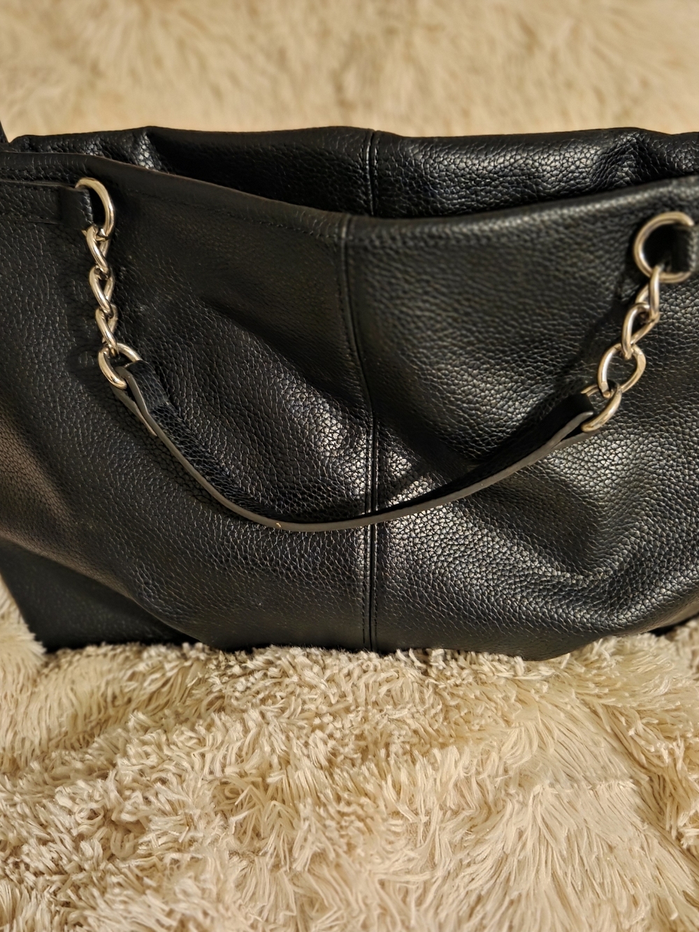 Classic Black Pebbled Liz Claiborne Shoulder Bag with Chain Detail